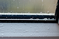 Vanduo - kondensatas ant plastikinio lango