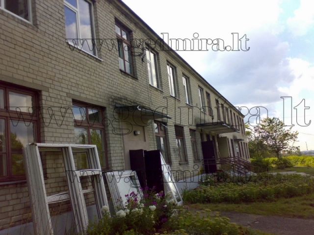 vaiku-darzelis-plastikiniai-langai-paruosti-montavimui.jpg