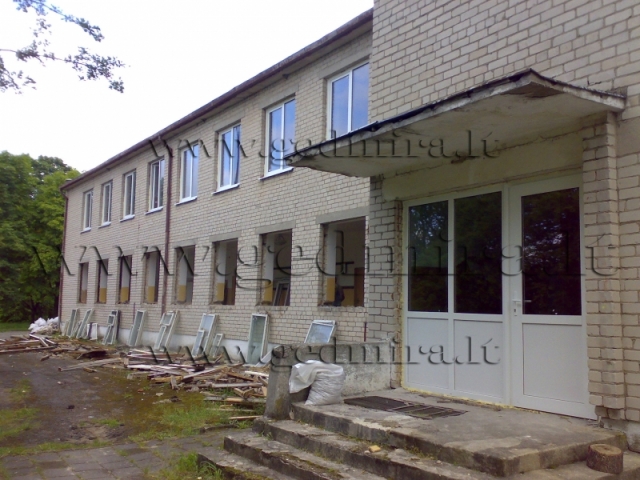 mokykla-plastikiniu-lauko-duru-konstrukcija-ir-paruostos-montavimui-angos.jpg
