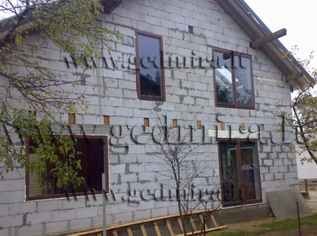 blokinis-namas-mediniai-langai-ir-durys.jpg