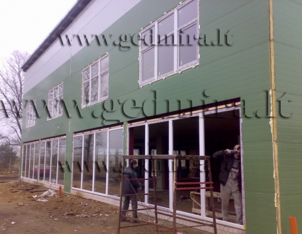 komercines-patalpos-siena-is-plastikiniu-langu.jpg
